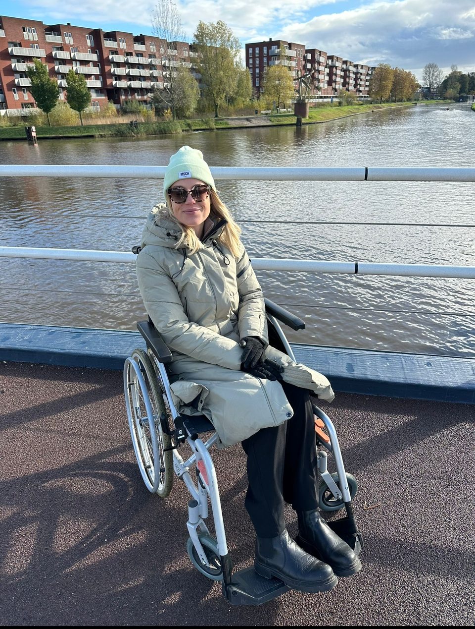 Wendy in haar rolstoel tijdens haar herstelperiode
