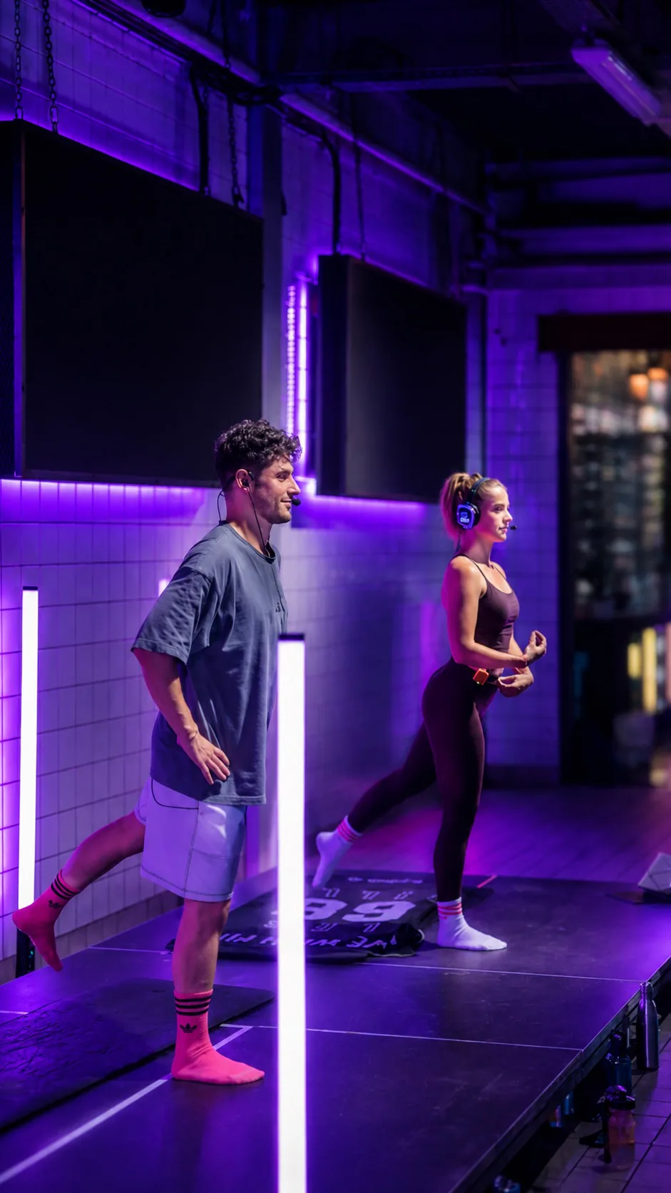 Jeffrey en Wendy tijdens een pop-up workout met neonverlichting